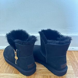 Uggs with gold zipper (Black Fur-Lined Boots)